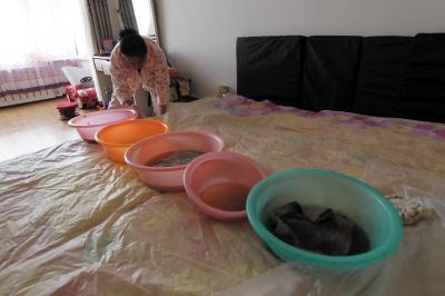 新密楼上漏水，住户失联，小区没物管，业主维权难！律师来支招……